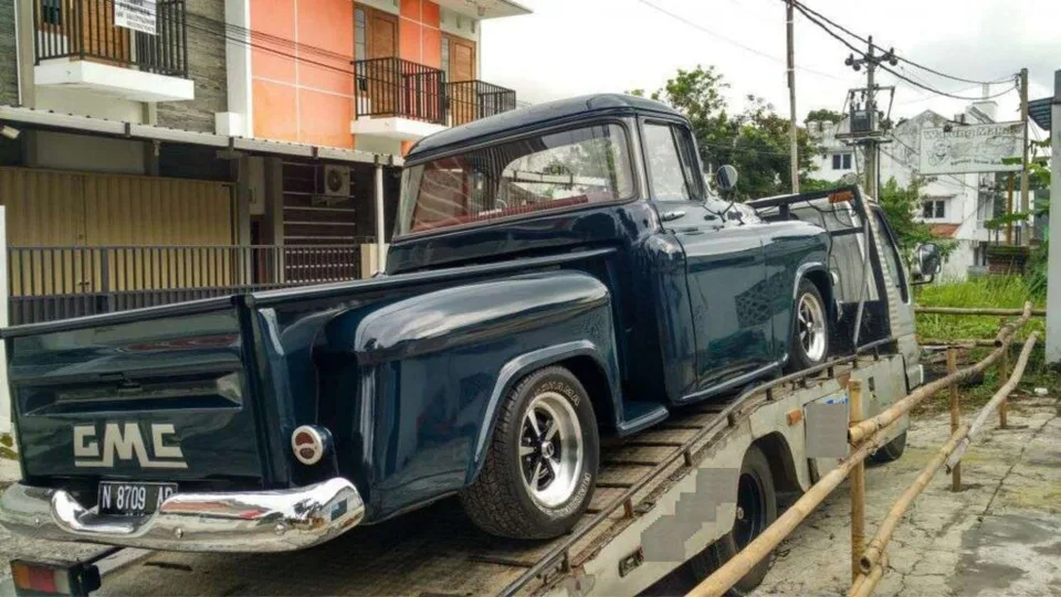 Proses evakuasi dan pengangkutan mobil towing flatbed di Semarang