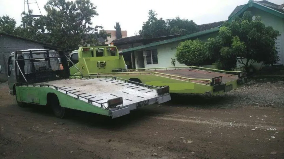 Pengiriman unit mobil baru untuk dealer dan showroom