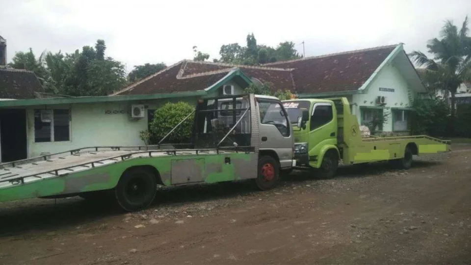 Evakuasi derek mobil mogok di jalan tol Trans Jawa
