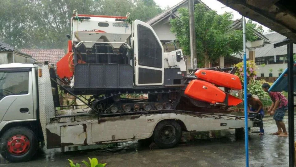 Pemeriksaan kondisi fisik kendaraan sebelum pengiriman