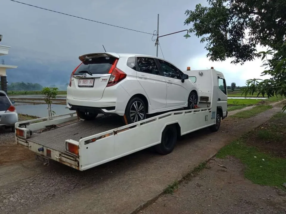 Armada mobil derek dan towing Towing.ID beroperasi di Semarang