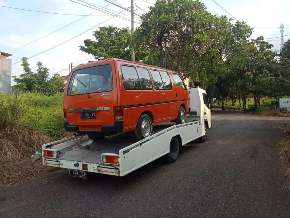 Serah terima kendaraan di lokasi tujuan dengan checklist lengkap
