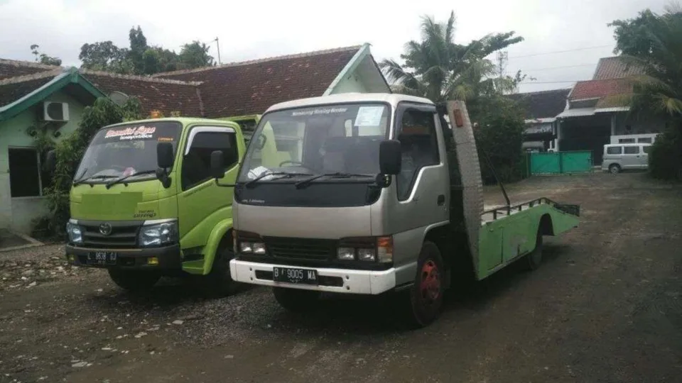 Armada derek towing siap melayani panggilan darurat 24 jam