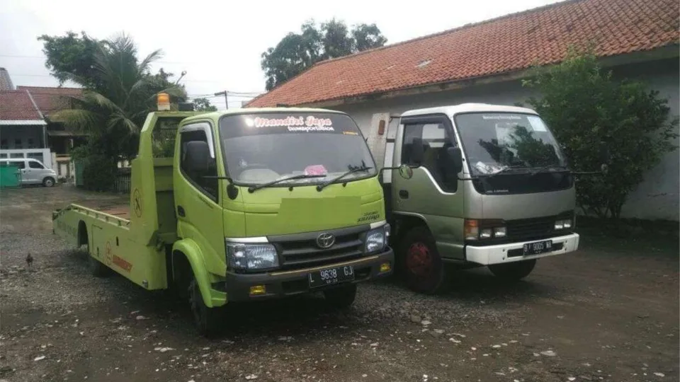 Pengikatan 4-titik roda mobil di atas bak hidrolik towing