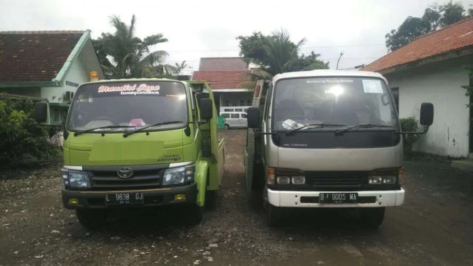 Proses penaikan mobil ceper dengan sudut hidrolik landai